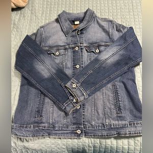 Women’s Levi’s denim jacket.